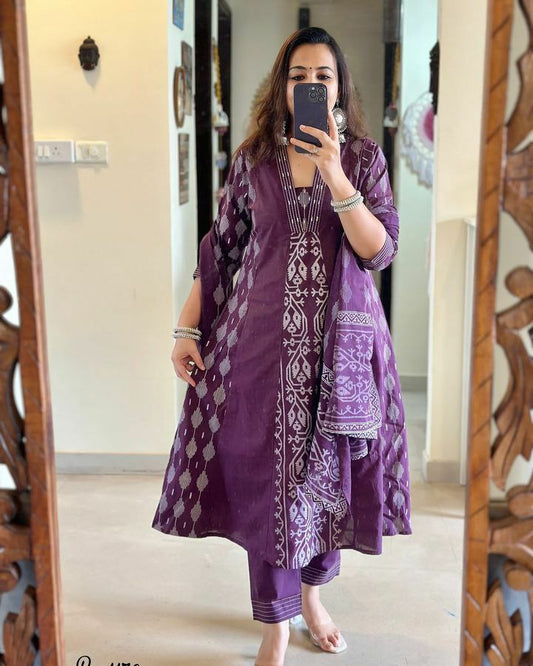 Featuring beautiful Heavy Suit Set