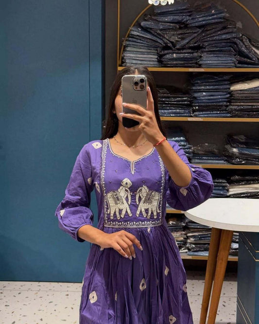 Featuring beautiful Heavy Suit Set which is beautifully decorated