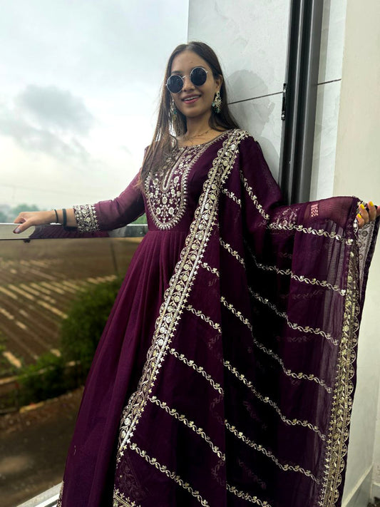 Heavy Blooming Shimmer Silk And Sleeve With Work Gown