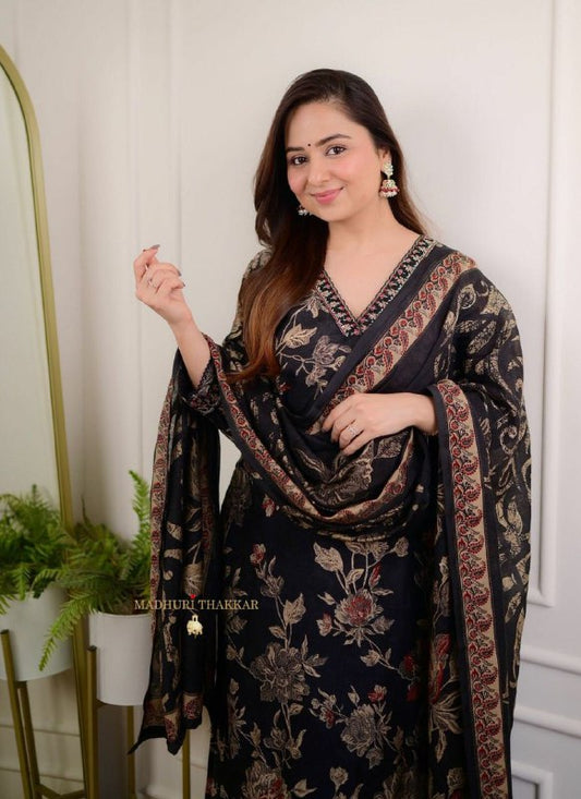 eautiful Afghani Suit Set which is decorated with finest handwork and prints