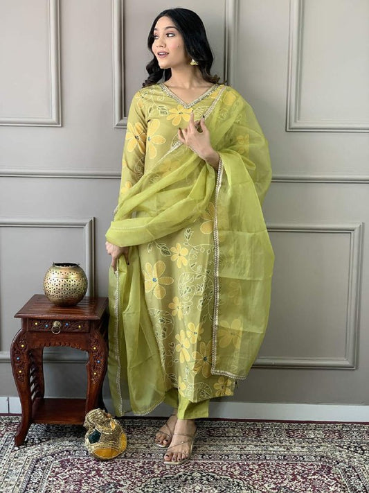 FULL NECK MIRROR WORK AND FULL SIDE DUPPTA MIRROR WORK KURTI
