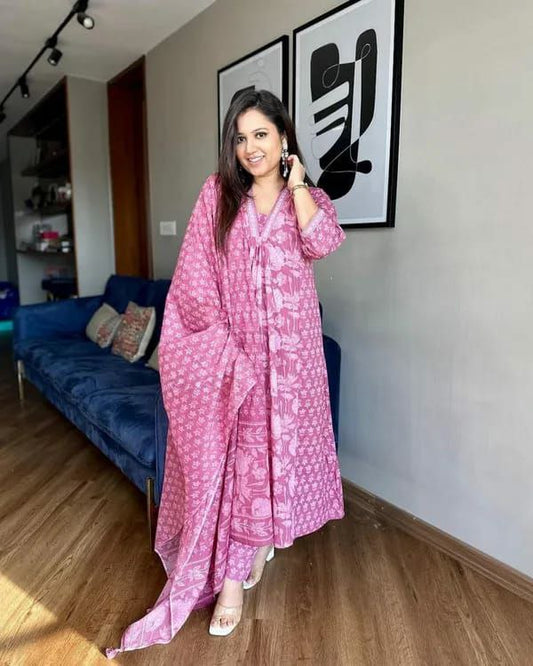 Heaturing beautiful Heavy Suit Set which is beautifully decorated