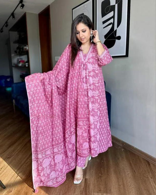 Heaturing beautiful Heavy Suit Set which is beautifully decorated
