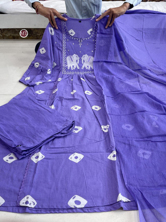 Featuring beautiful Heavy Suit Set which is beautifully decorated